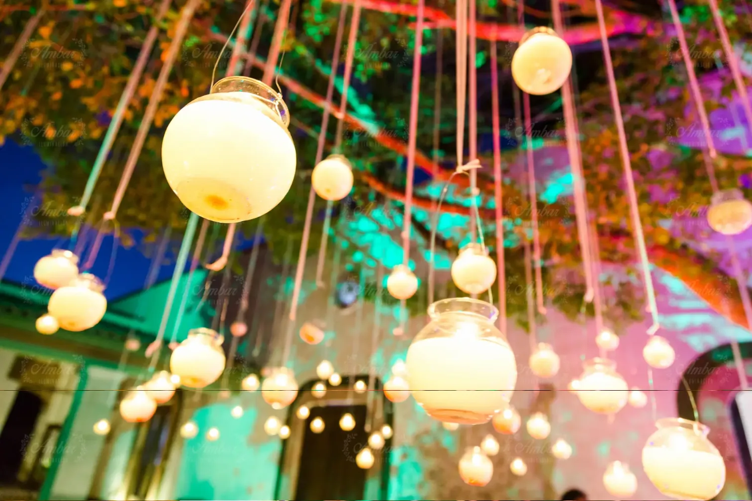 Esferas de vidrio con luz colgadas de listones