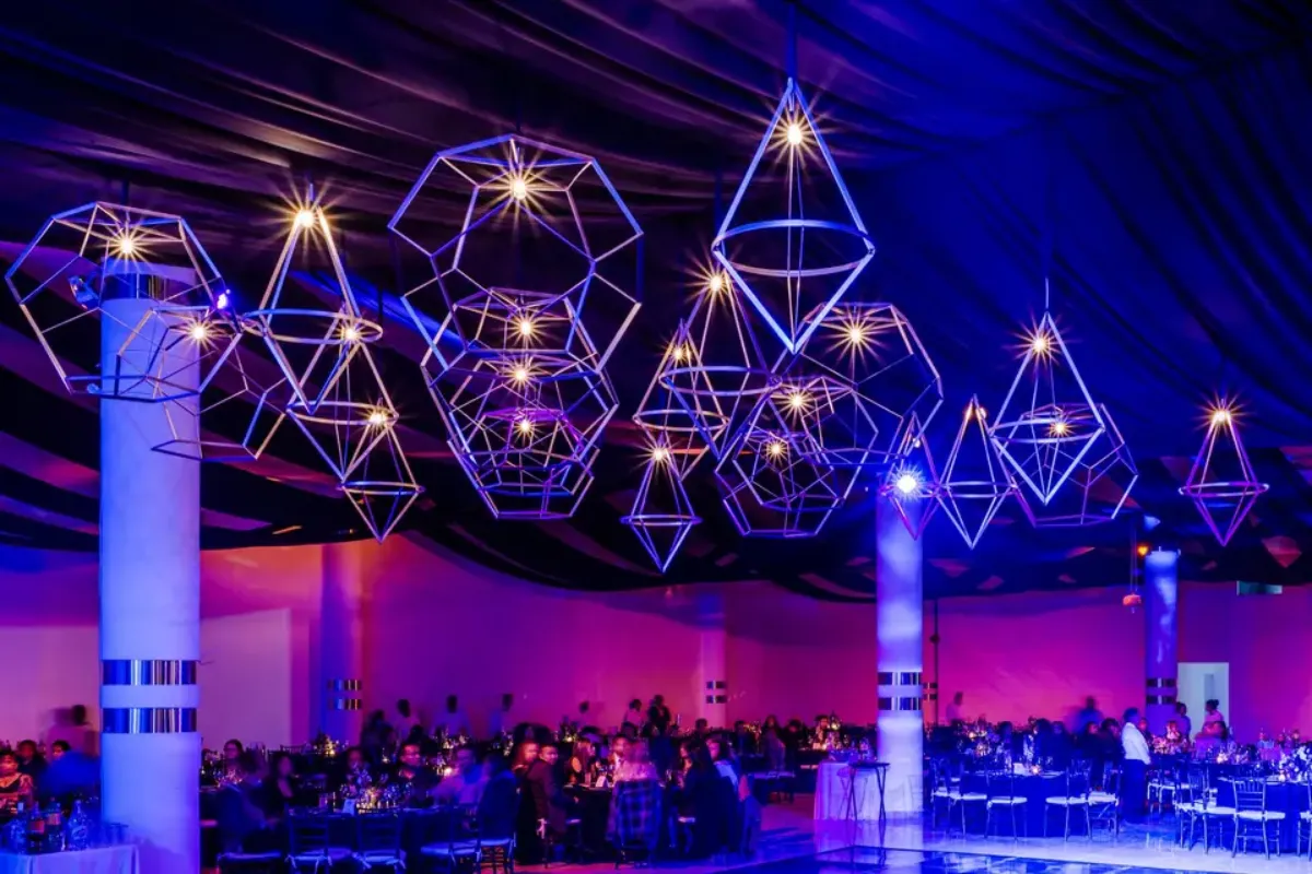 Figuras geométricas de luz suspendidas en un salón