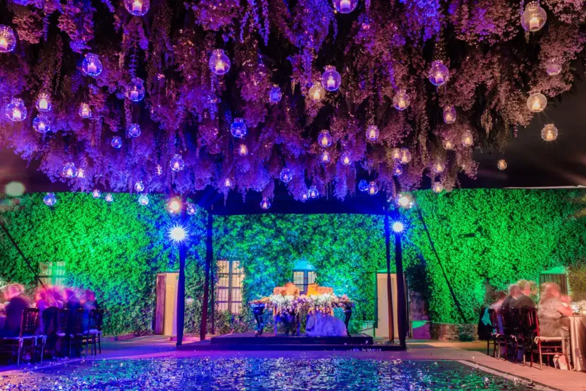 Techo de flores colgantes con esferas de luz sobre la pista